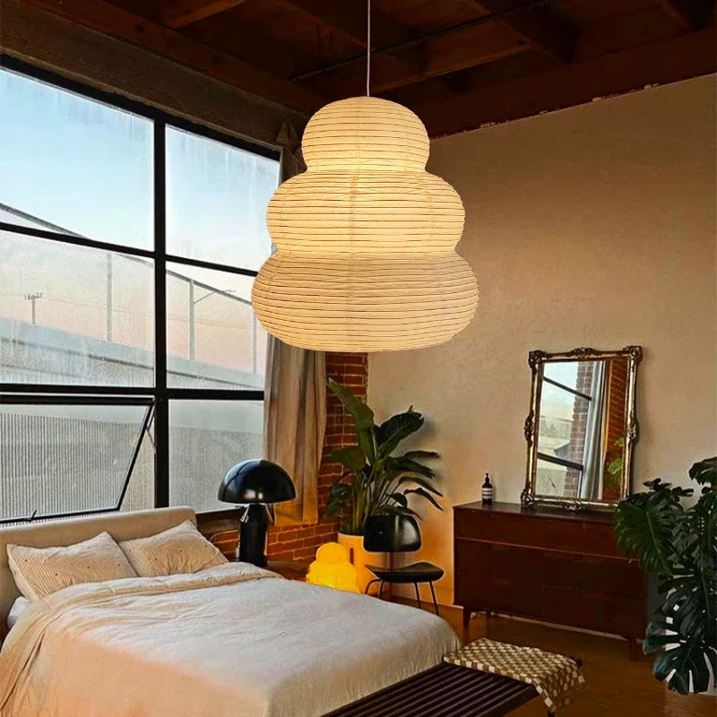 Plafonnier japonais Noguchi Yong Akari : Suspension lumineuse en papier de riz pour un salon décoré avec élégance