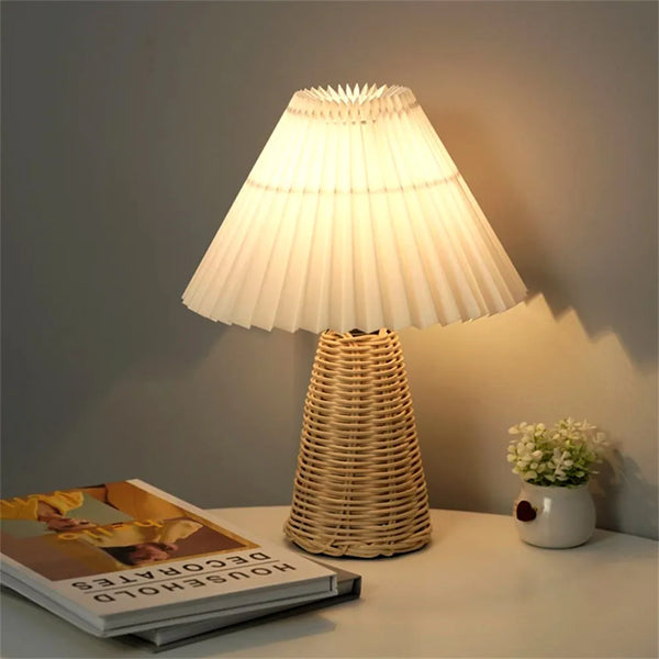 Lampe de table plissée: Élégance lumineuse