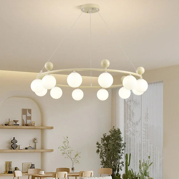 Lustre en verre et métal à la pointe du design pour un éclairage dynamique