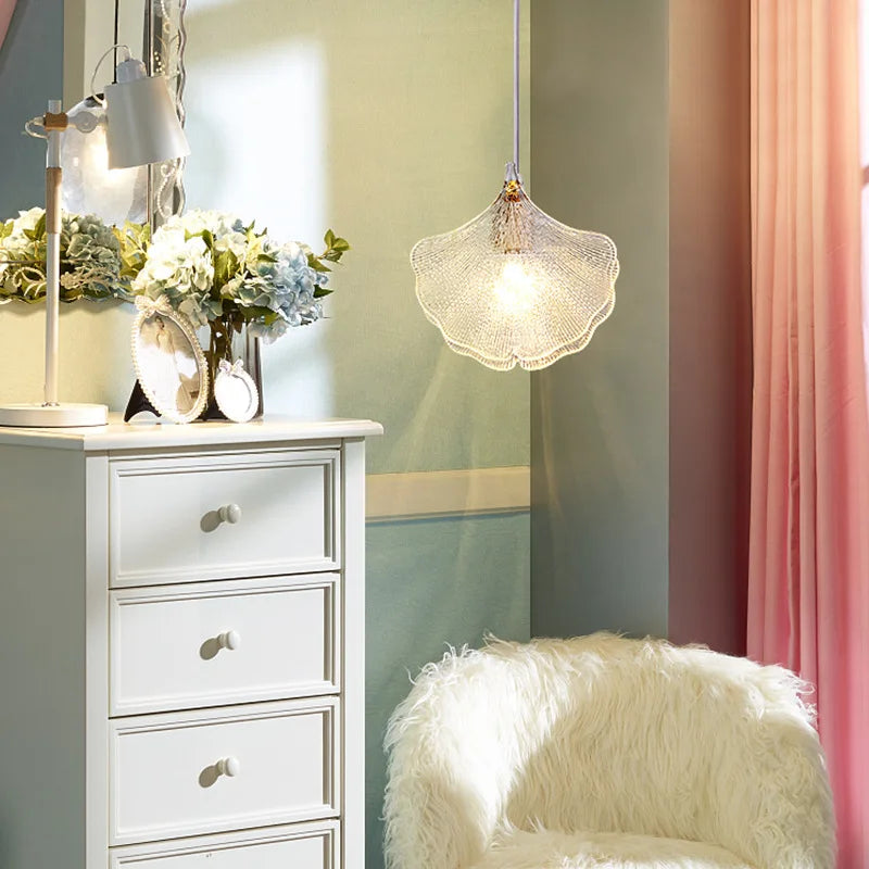Suspension LED moderne pour une ambiance chaleureuse.