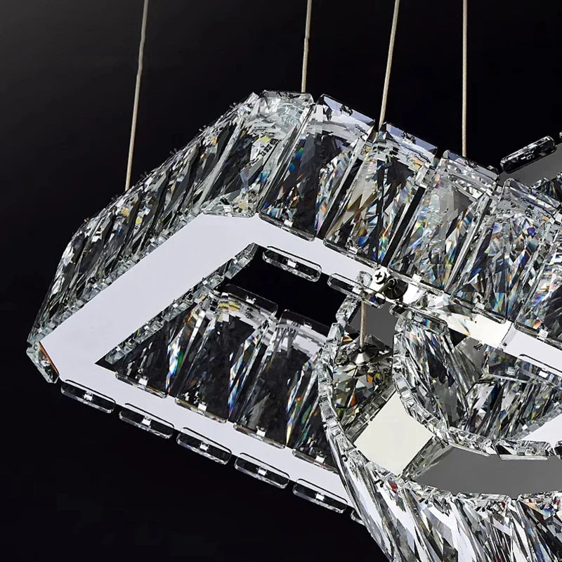 Lustre design en cristal doré pour une ambiance moderne dans votre salle à manger
