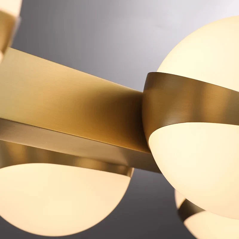 Lustre doré LED pour un intérieur moderne