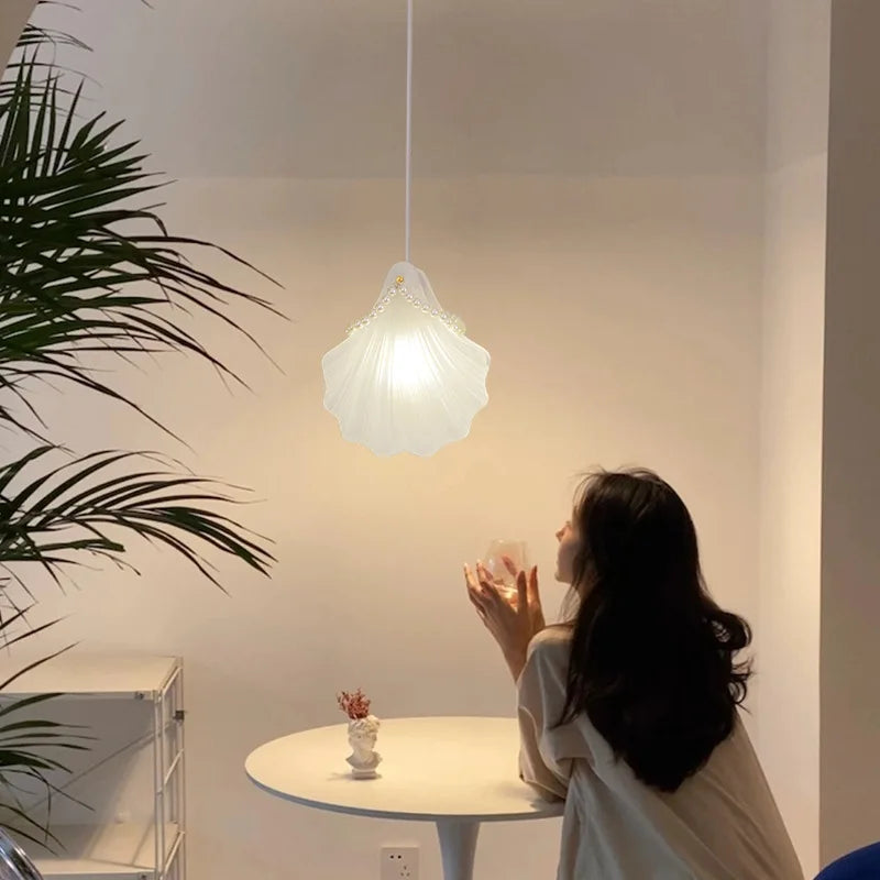 Suspension LED moderne pour une ambiance chaleureuse.