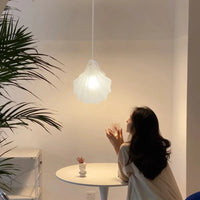 Suspension LED moderne pour une ambiance chaleureuse.