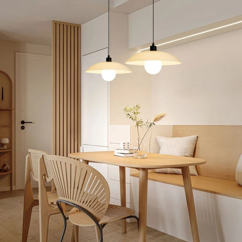 Suspension LED nordique minimaliste blanc.