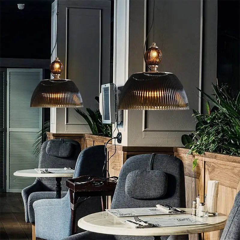 Suspension LED en verre au design nordique contemporain.