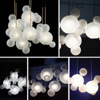 Lustre moderne en verre laiteux avec LED suspendue.
