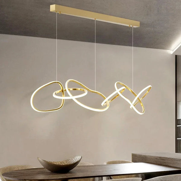 Lustre doré vintage pour éclairer votre salle à manger