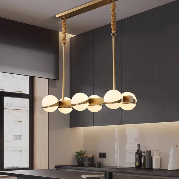 Lustre doré LED pour un intérieur moderne