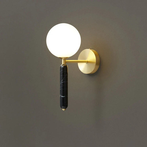 Applique murale en marbre avec boule de verre pour une décoration lumineuse