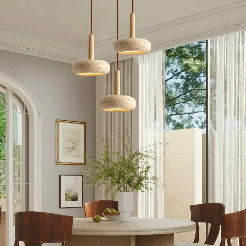 Lustre contemporain en bois avec éclairage LED en pierre.