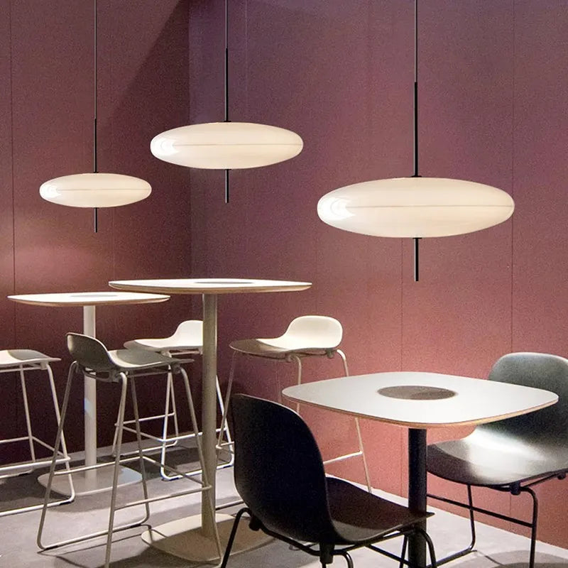 Suspensions "Modern UFO" noires et blanches