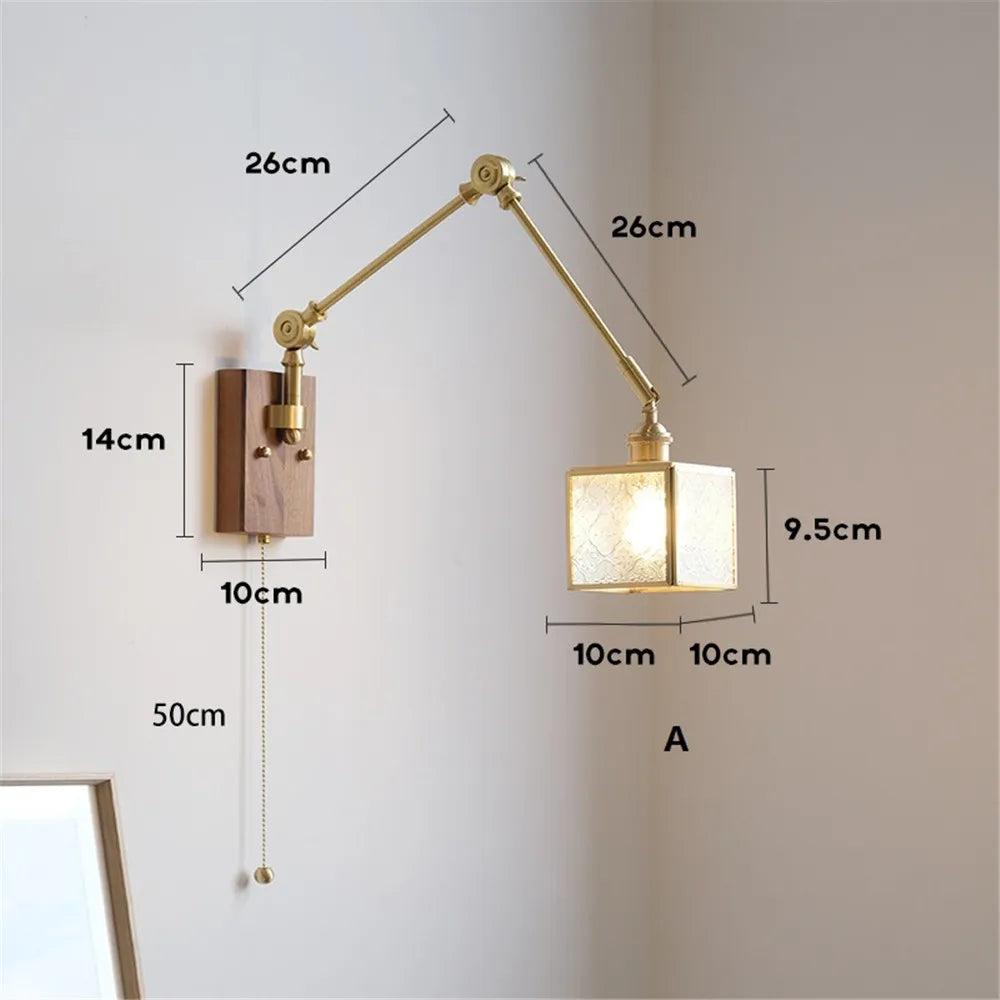 Applique murale rétro en cuivre avec bras oscillant et abat-jour ajustable.