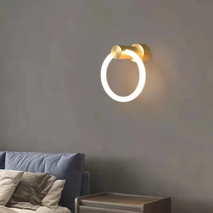 Applique murale LED design en laiton avec anneau acrylique gradable