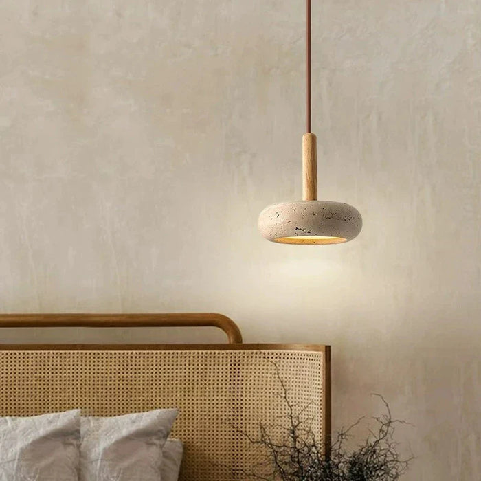 Lustre contemporain en bois avec éclairage LED en pierre.