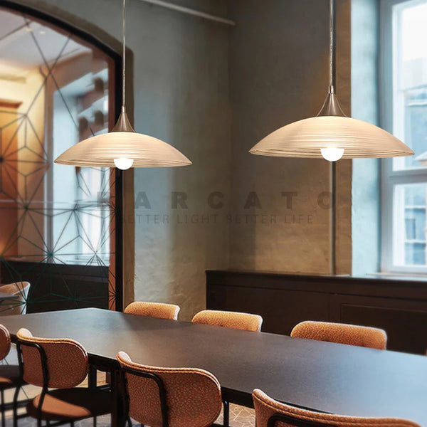 Lustre moderne minimaliste pour sublimer votre intérieur.