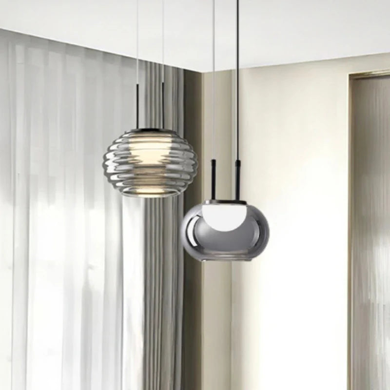 Suspension Élégance en verre fumé gris.