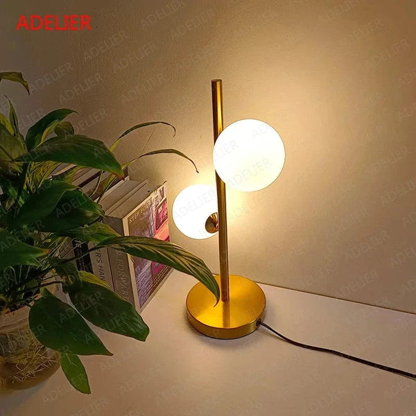 Lampe de table NordLume en boule de verre, design nordique, en fer ou en or