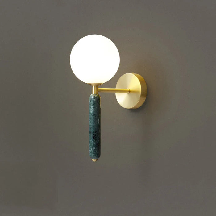 Applique murale en marbre avec boule de verre pour une décoration lumineuse