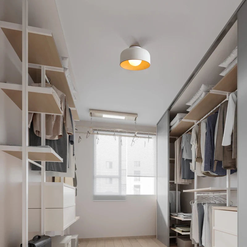 Plafonnier design en métal pour un éclairage intérieur stylé