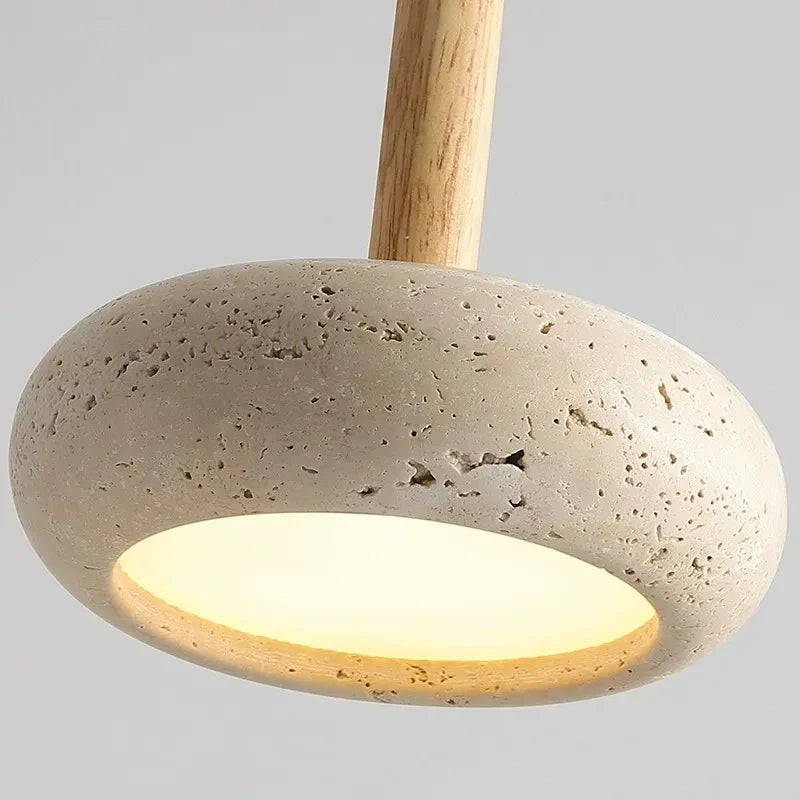 Lustre contemporain en bois avec éclairage LED en pierre.