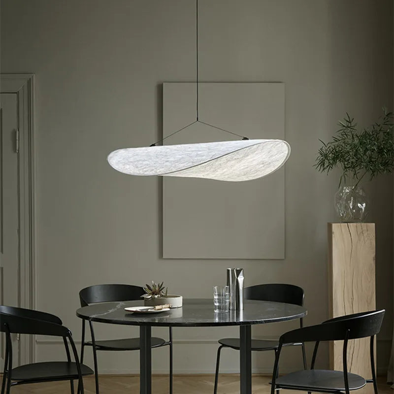 Suspension tendue Nordic LED en soie pour un éclairage minimaliste dans le salon ou la chambre à coucher.