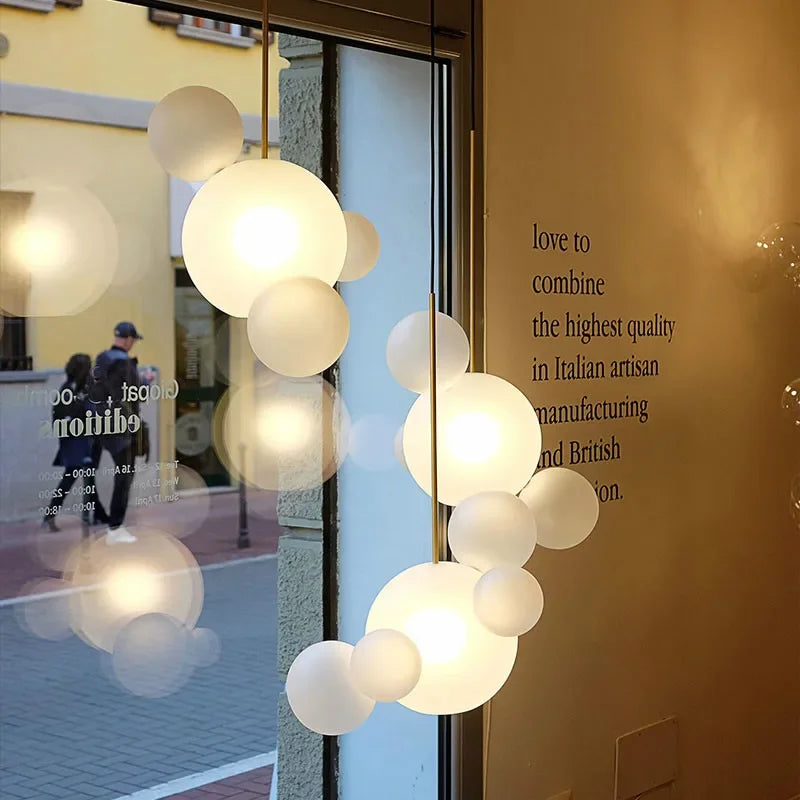 Lustre moderne en verre laiteux avec LED suspendue.