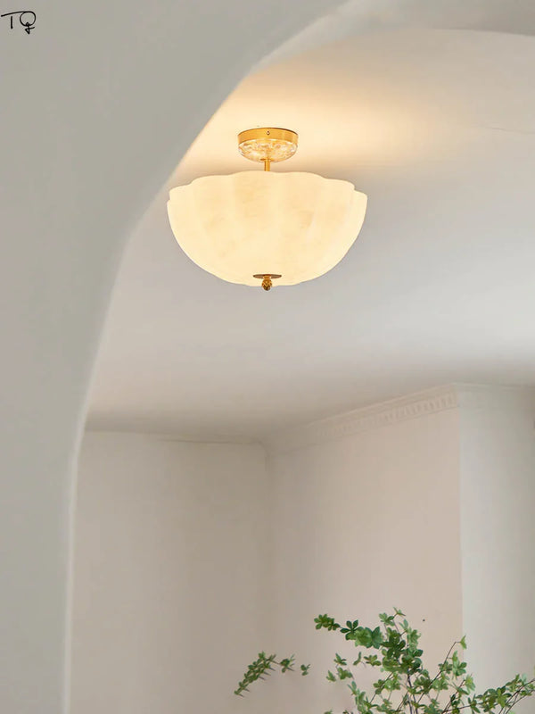 Plafonnier LED en verre crème et cuivre médiéval avec luminaires contemporains de qualité