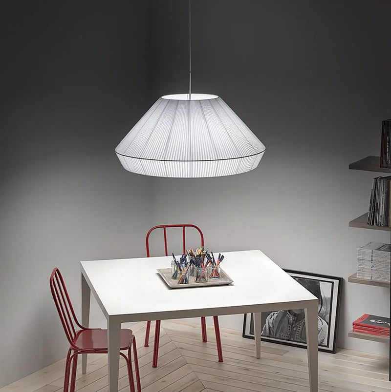 Lustre nordique en tissu moderne avec suspension chaleureuse et minimaliste