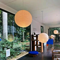 Plafonnier japonais Noguchi Yong Akari : Suspension lumineuse en papier de riz pour un salon décoré avec élégance