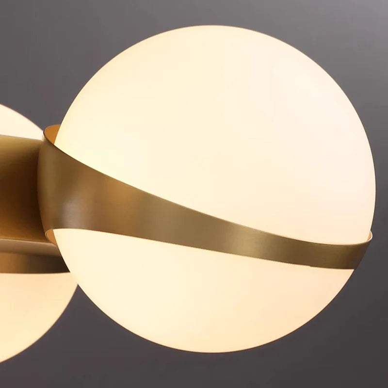 Lustre doré LED pour un intérieur moderne