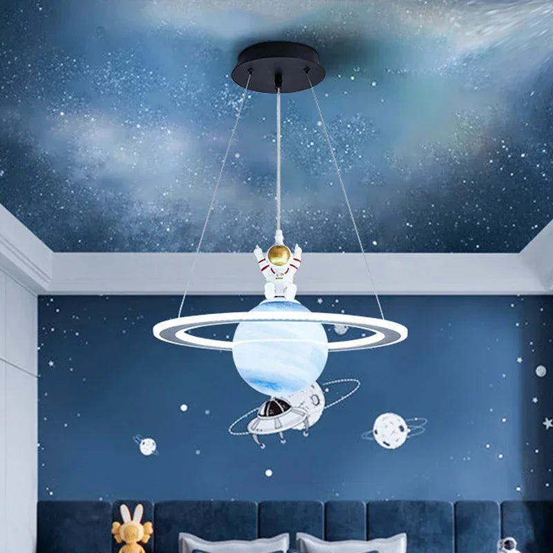 Suspension d'Astronaute et Planète Nordiques