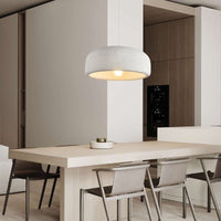 Suspension design blanche avec abat-jour arrondi Mango.