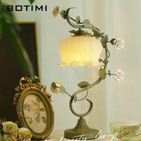 Lampe de table rétro en verre sculpté - Élégance florale