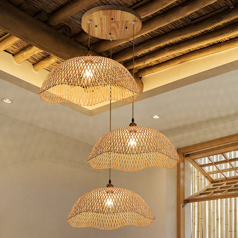Suspension lumineuse en bambou tissé à la main pour une ambiance rétro.