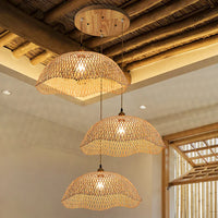 Suspension lumineuse en bambou tissé à la main pour une ambiance rétro.