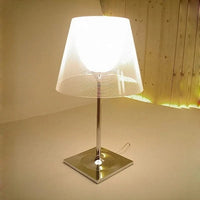 Lampe de table design italien moderne en acrylique pour une décoration nordique de maison