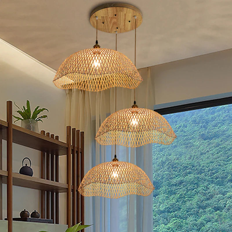 Suspension lumineuse en bambou tissé à la main pour une ambiance rétro.