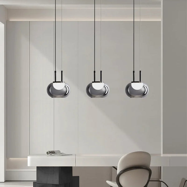 Suspension Élégance en verre fumé gris.