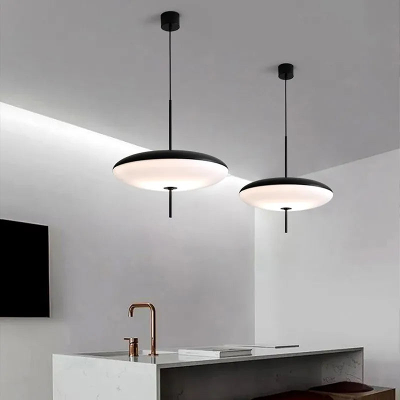 Suspensions "Modern UFO" noires et blanches