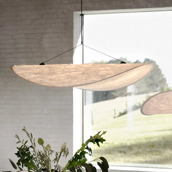 Suspension tendue Nordic LED en soie pour un éclairage minimaliste dans le salon ou la chambre à coucher.