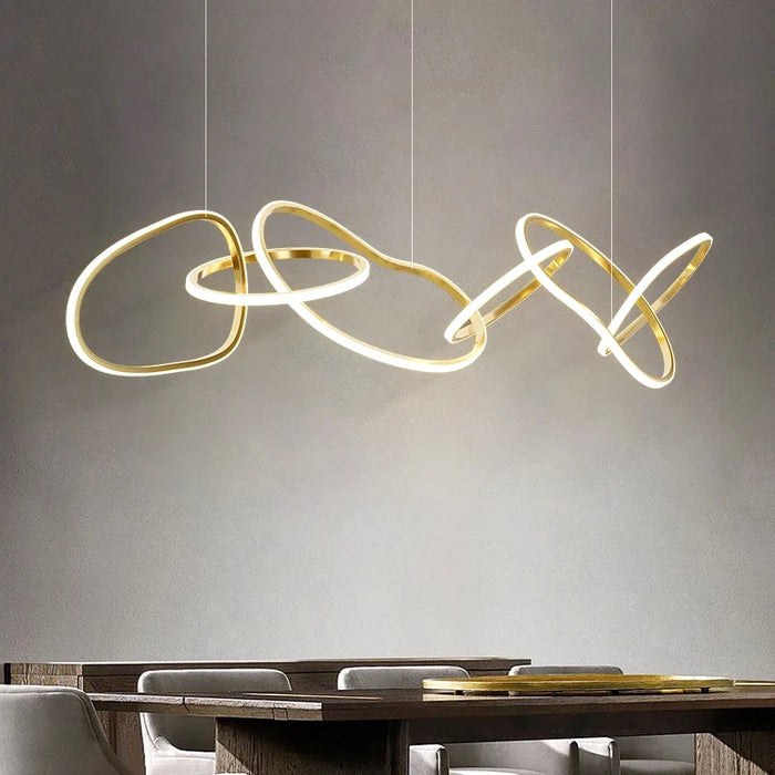 Lustre doré vintage pour éclairer votre salle à manger