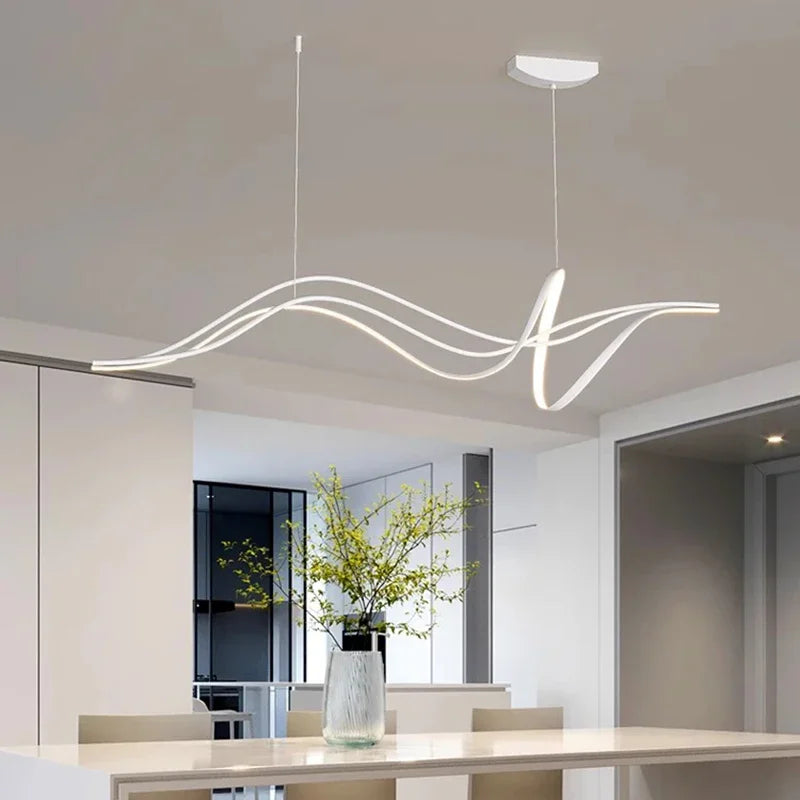 Lustre LED design à intensité variable pour éclairage intérieur.