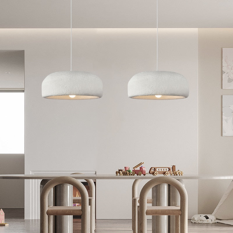 Suspension design blanche avec abat-jour arrondi Mango.