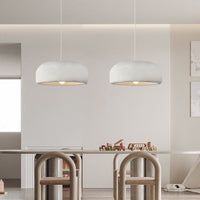 Suspension design blanche avec abat-jour arrondi Mango.