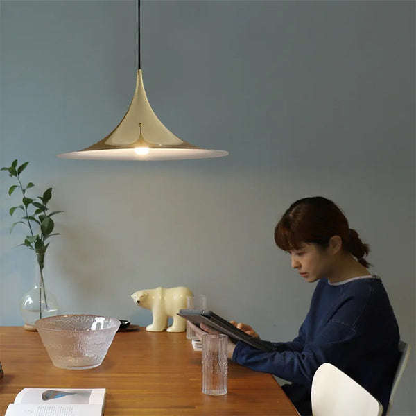 Suspension design "Nordic Horn" pour villa minimaliste