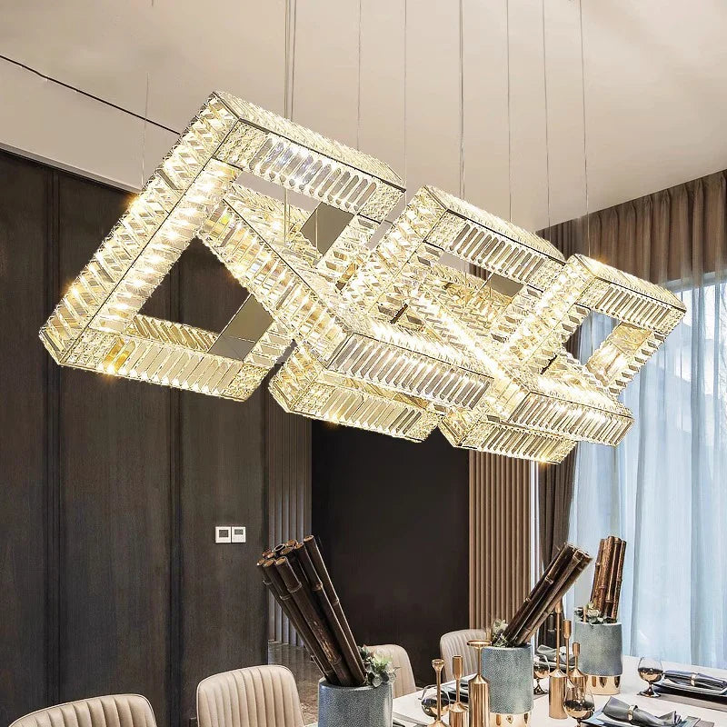 Lustre design carré en cristal doré moderne.