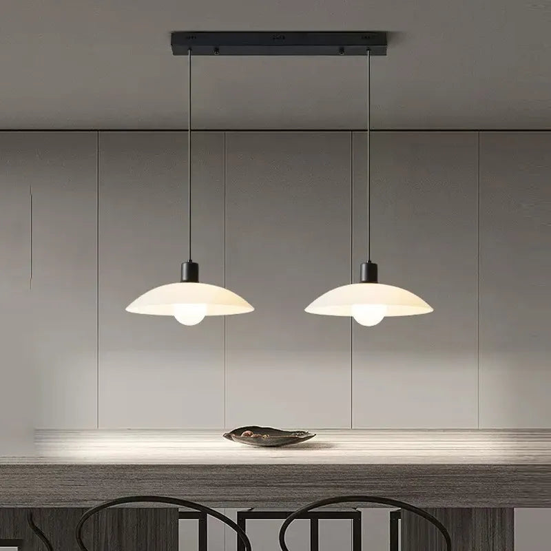 Suspension LED nordique minimaliste blanc.