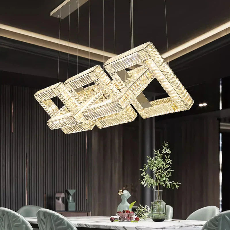 Lustre design carré en cristal doré moderne.