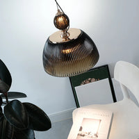 Suspension LED en verre au design nordique contemporain.